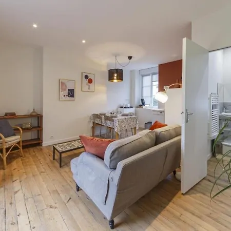 Un Toit Sous Les Ifs Laval (Mayenne)