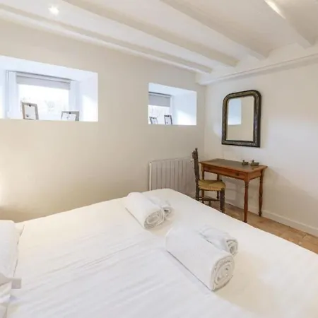 Un Toit Sous Les Ifs Laval (Mayenne)