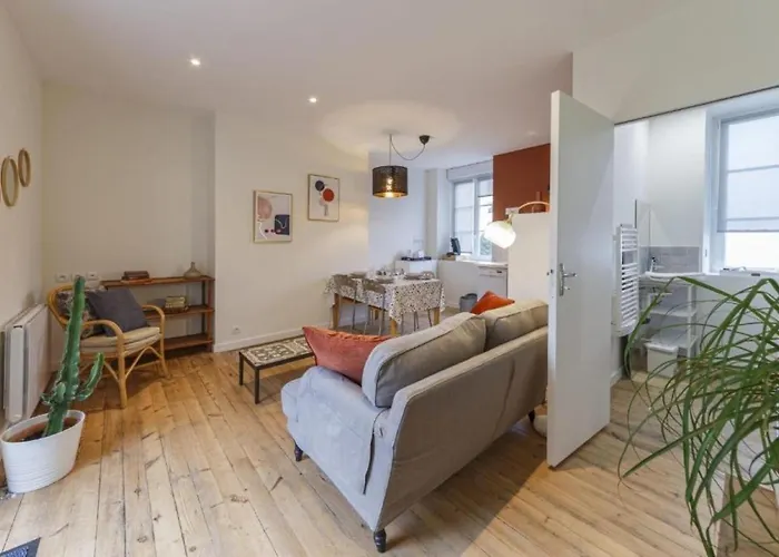 Un Toit Sous Les Ifs Laval (Mayenne)