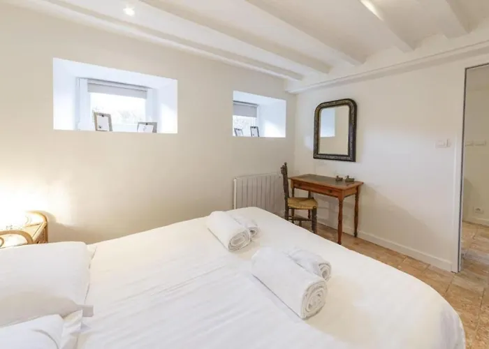 Un Toit Sous Les Ifs Laval (Mayenne)